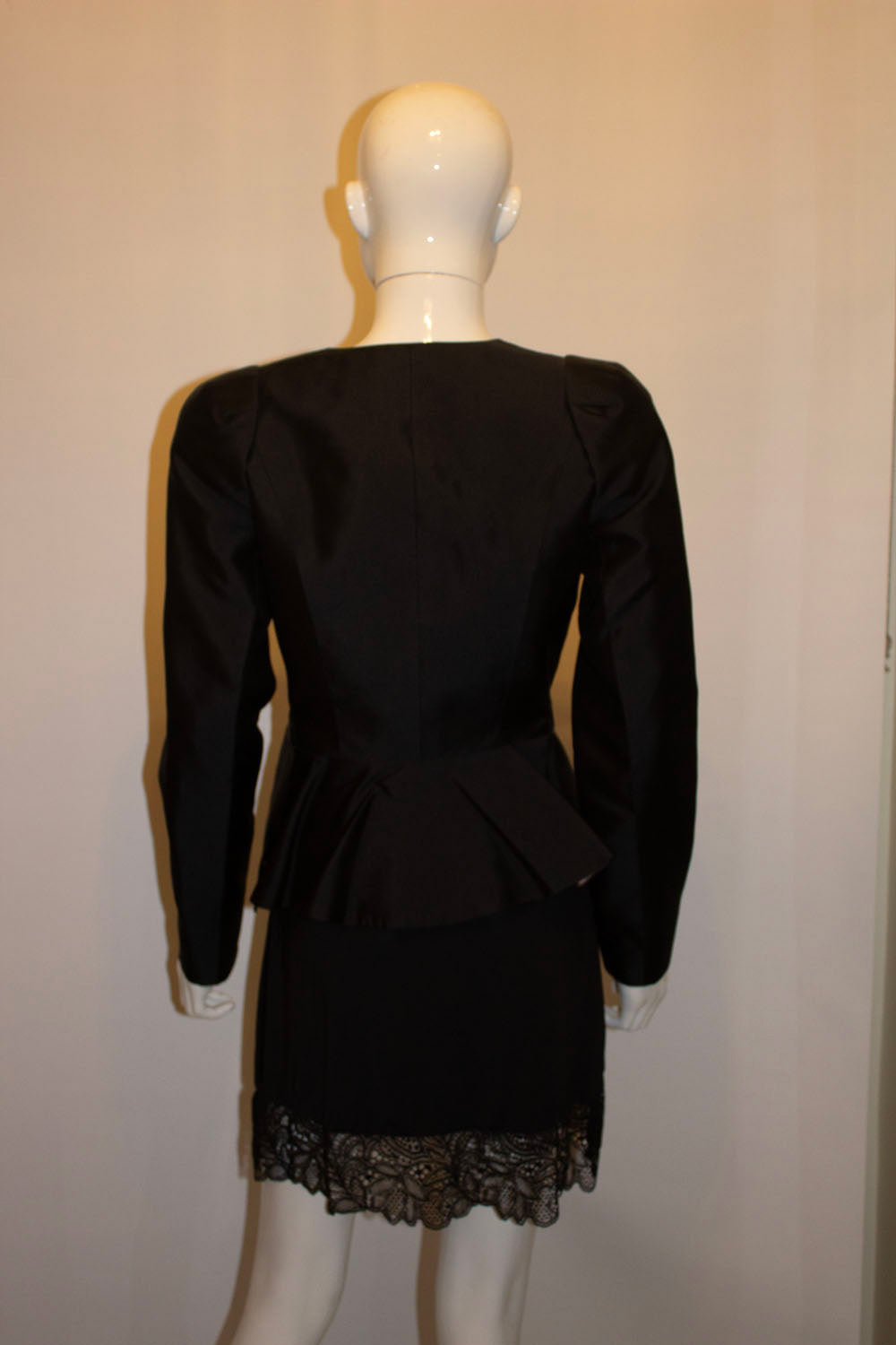 Vintage Amanda Wakeley Black Silk Jacket modesandmore Vintage Amanda Wakeley Black Silk Jacket modesandmore