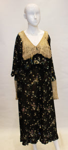 A Vintage 1920s floral print Silk and Lace large collar Dress