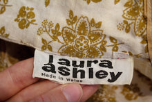 Load image into Gallery viewer, A Early Vintage 1960s Laura Ashley floral Smock Top