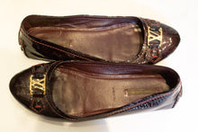 Load image into Gallery viewer, A pair Louis Vuitton Burgundy Patent Pumps