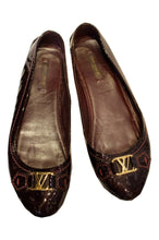 Load image into Gallery viewer, A pair Louis Vuitton Burgundy Patent Pumps